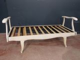 un banc blanc recouvert d'une planche en bois