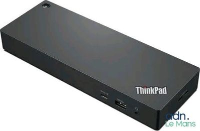 une boîte noire à laquelle est branché un clé USB, sur fond blanc