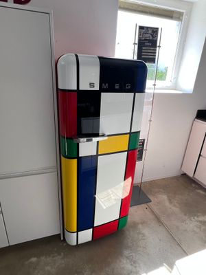 un réfrigérateur coloré dans un coin de la cuisine