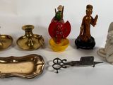 de nombreux objets posés ensemble sur la table