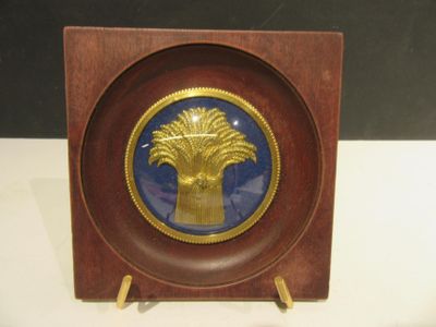 une assiette sur laquelle est représenté un palmier