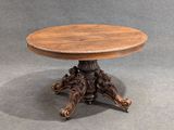 une image représentant une petite table avec un plateau en bois sur fond gris