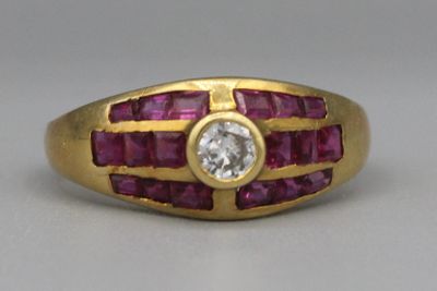 un gros plan d'une bague en or sertie d'un diamant et de rubis