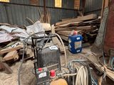 une machine qui se trouve au milieu d'un tas de bois