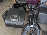 une petite moto équipée d'un side-car