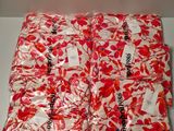quatre sacs de tissu à motifs floraux rouges et blancs posés sur une table