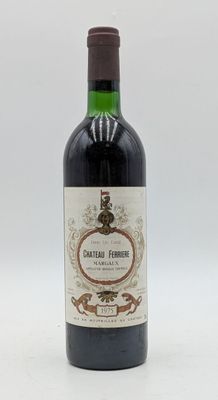 une bouteille de vin posée sur une table
