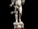 une image représentant une statue de Cupidon tenant un livre