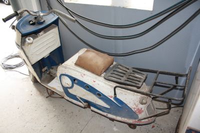 un petit scooter garé dans un garage