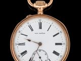 une montre de poche ancienne avec des chiffres romains et des chiffres romains sur le cadran