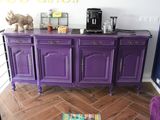 un meuble violet sur lequel est posée une cafetière