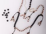 Ensemble collier et boucles d'oreilles composé de perles de verre noires et rouges