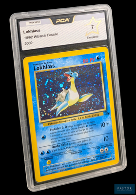 gros plan d'une carte pokemon dans un étui en plastique