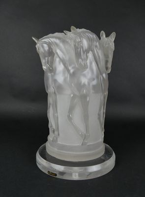 un vase en verre blanc orné d'un cheval et d'un cavalier