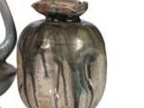 deux vases posés l'un à côté de l'autre sur une surface blanche