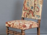 une image représentant une chaise dont l'assise et le dossier sont recouverts d'un tissu à motifs floraux