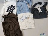 une pile de vêtements sur une table
