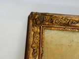 une photo d'une photo d'un miroir accroché au mur
