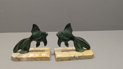 une paire de serre-livres en bronze représentant des poissons, sur des socles en marbre