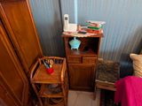 une chambre avec un lit, une chaise, une commode et des tableaux accrochés au mur