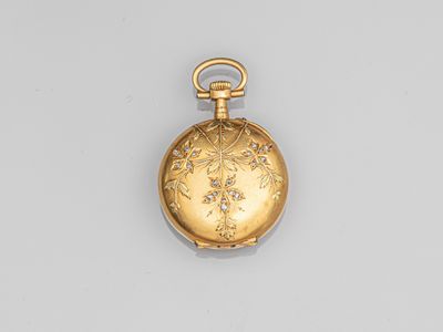 une montre de poche en or, munie d'une chaîne et ornée d'un motif floral