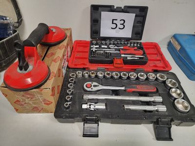 une trousse à outils posée sur une table à côté d'une boîte à outils