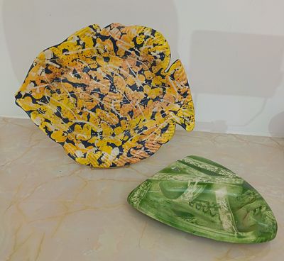 Lot en céramique polychrome comprenant un grand plat poisson…