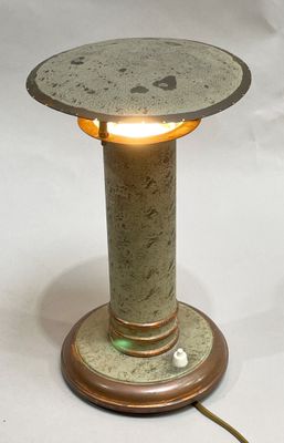 une lampe posée sur une table