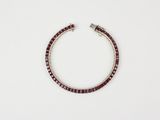 gros plan d'un bracelet sur une surface blanche