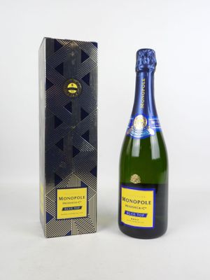 un gros plan sur une bouteille de champagne à côté d'une boîte