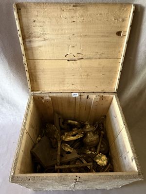 une caisse en bois contenant un régime de bananes