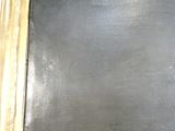 un tableau noir accroché au mur d'une pièce