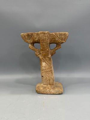 une image représentant un petit vase en pierre posé sur une table