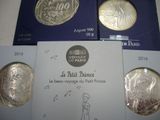 trois pièces d'argent sont posées les unes sur les autres sur une table