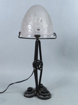 une photo d'une lampe de table munie d'un abat-jour en verre