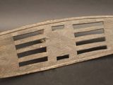 une photo représentant un peigne en bois posé sur une table