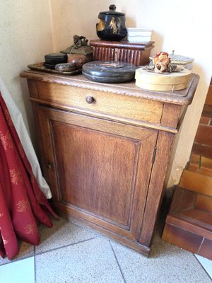 une armoire en bois surmontée d'un bol