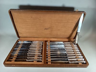 CHRISTOFLE 24 couteaux modèle à la coquille, monogrammés : -…