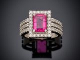 une bague en tourmaline rose et diamant