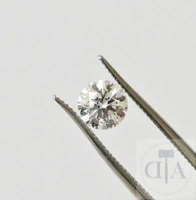 un gros plan d'un diamant tenu par une pince