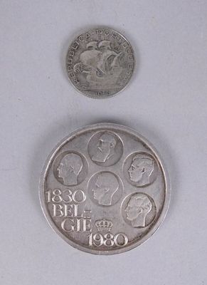 une pièce d'argent et une pièce d'argent posées sur une surface blanche