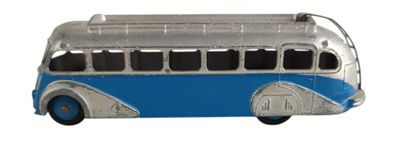 un petit bus jouet argenté et bleu sur fond blanc