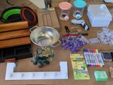 une table sur laquelle se trouvent de nombreux objets, notamment des ciseaux, des stylos, des ciseaux et d'autres objets