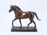 figurine représentant un cheval, avec une étiquette sur le front
