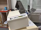 une machine posée sur une boîte