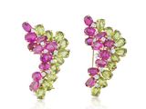 une paire de boucles d'oreilles en tourmaline rose et verte