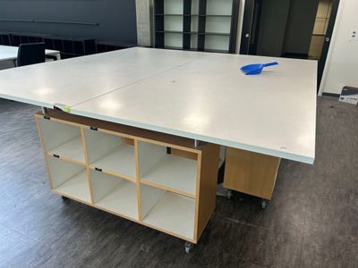 une table blanche sur laquelle se trouve un bol bleu, au milieu d'une pièce