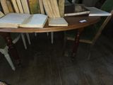 une table sur laquelle sont posés plusieurs livres