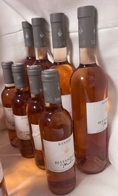plusieurs bouteilles de vin sont alignées sur une table