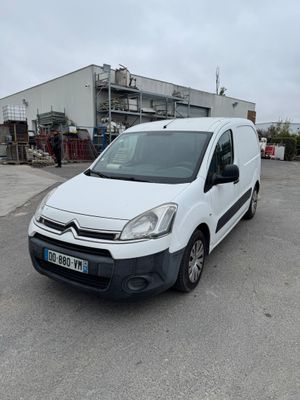 la camionnette blanche est garée sur le parking à l'extérieur du bâtiment